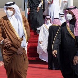 ولي عهد السعودية محمد بن سلمان يستقبل أمير قطر الشيخ تميم بن حمد آل ثاني قبل القمة الحادية والأربعين لمجلس التعاون الخليجي في العلا في المملكة العربية السعودية في 5 يناير/كانون الثاني 2021. (الصورة عبر غيتي إيماجز)