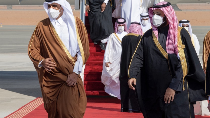 ولي عهد السعودية محمد بن سلمان يستقبل أمير قطر الشيخ تميم بن حمد آل ثاني قبل القمة الحادية والأربعين لمجلس التعاون الخليجي في العلا في المملكة العربية السعودية في 5 يناير/كانون الثاني 2021. (الصورة عبر غيتي إيماجز)