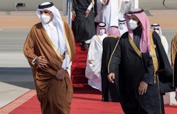 ولي عهد السعودية محمد بن سلمان يستقبل أمير قطر الشيخ تميم بن حمد آل ثاني قبل القمة الحادية والأربعين لمجلس التعاون الخليجي في العلا في المملكة العربية السعودية في 5 يناير/كانون الثاني 2021. (الصورة عبر غيتي إيماجز)
