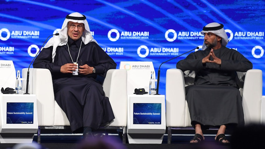 حضور عبدالعزیز بن سلمان آل سعود، وزیر انرژی عربستان (چپ) و سهیل المزروعی، همتای اماراتی وی، در اجلاس سران در ابوظبی؛ امارات، ۲۴ دی ۱۳۹۸/ ۱۴ ژانویه ۲۰۲۰ (عکس از گتی ایمیجز)