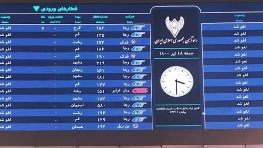 تصویری از تابلوی اعلان برنامه‌های ورودی راه آهن تهران که نشان‌دهنده‌ی لغو شدن بسیاری از برنامه‌های راه‌آهن است؛ ۱۸ تیر ۱۴۰۰. (عکس از خبرگزاری فارس)
