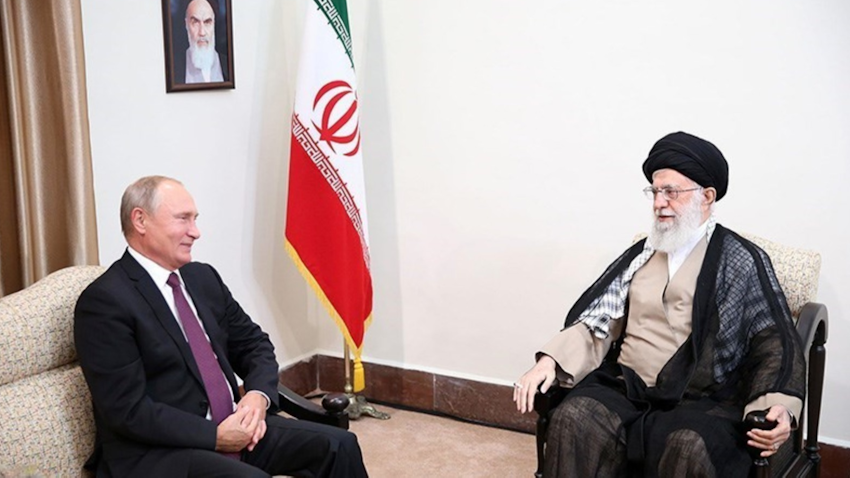 المرشد الأعلى لإيران آية الله علي خامنئي (يمين) يتحدث مع الرئيس الروسي فلاديمير بوتين في طهران، 7 سبتمبر/أيلول 2018 (الصورة عبر موقع Leader.ir)