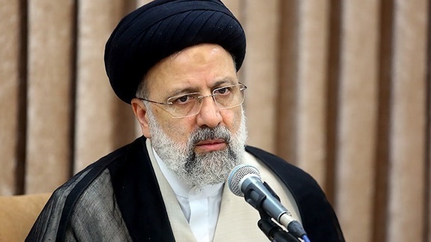 ابراهیم رئیسی، رئیس‌جمهور منتخب در جلسه‌ای با تعدادی از روحانیون؛ ۱۸ تیر ۱۴۰۰. (عکس از محمدعلی مریزاد/ خبرگزاری تسنیم)