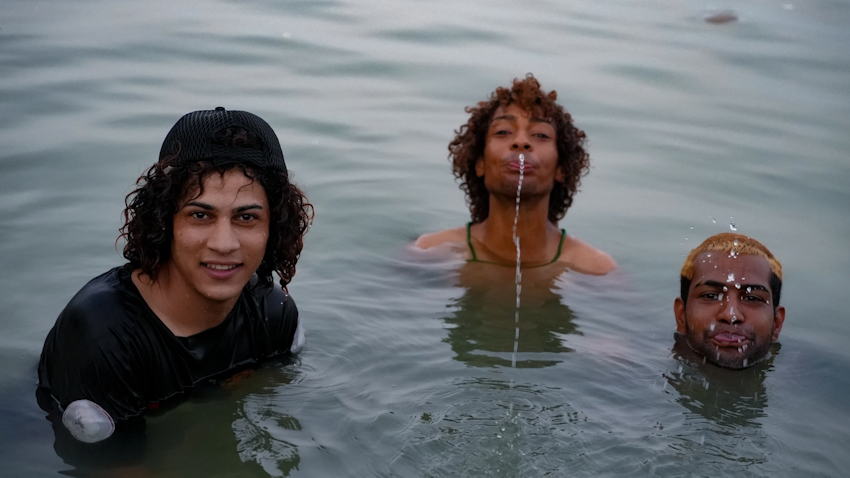 Sajjad Sami (middle) and his friends cool off in Shatt Al-Arab amid power cuts and tempurature rises in Iraq. July 7, 2021. (Photo by Azhar Al-Rubaie via Amwaj.media)