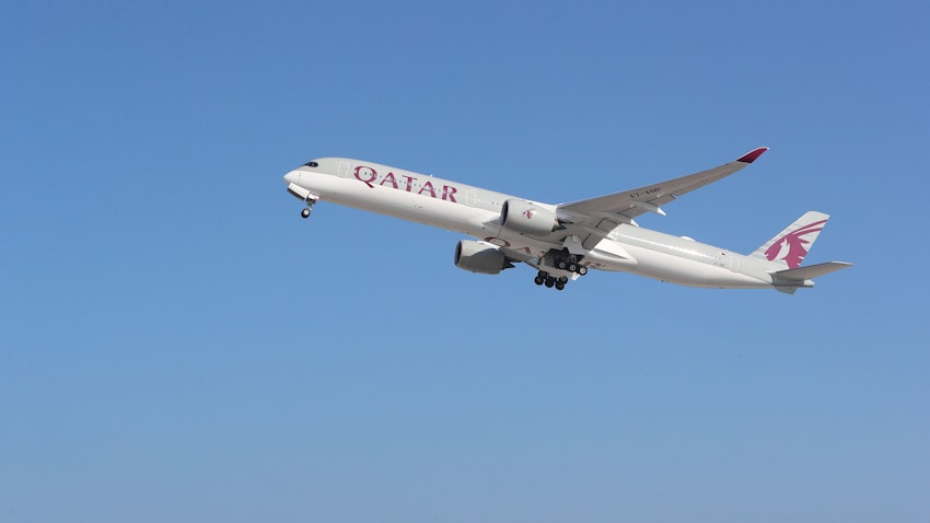 یک هواپیمای قطر ایرویز در حال برخاستن از فرودگاه بین‌المللی حمد در نزدیکی دوحه؛ ۲۲ دی ۱۳۹۹/ ۱۱ ژانویه ۲۰۲۱. (عکس از گتی ایمیجز)