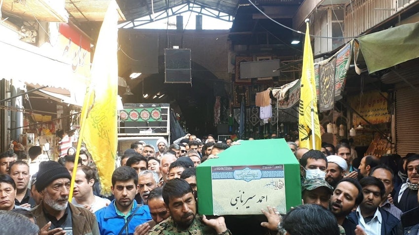 تشییع یکی از اعضای لشکر فاطمیون که در سوریه کشته‌شده است، به مقصد خاکسپاری در ری؛ جنوب تهران، ۲۷ آبان ۱۳۹۸. (عکس از رسانه‌های اجتماعی وابسته به لشکر فاطمیون)