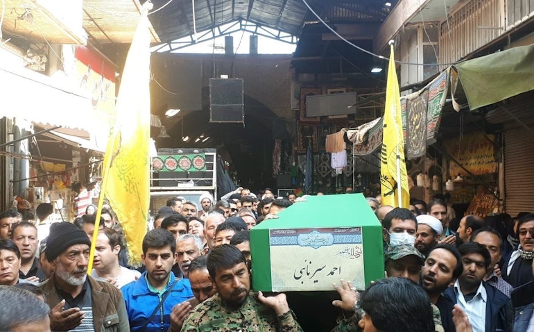 تشییع یکی از اعضای لشکر فاطمیون که در سوریه کشته‌شده است، به مقصد خاکسپاری در ری؛ جنوب تهران، ۲۷ آبان ۱۳۹۸. (عکس از رسانه‌های اجتماعی وابسته به لشکر فاطمیون)