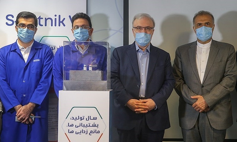 سعید نمکی، وزیر بهداشت  به همراه سفیر تهران در مسکو در مراسم رونمایی از تولید واکسن اسپوتنیک وی در ایران؛ ۵ تیر ۱۴۰۰ (عکس از عباس شریعتی/ خبرگزاری تسنیم)