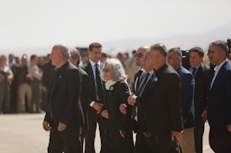هيرو ابراهيم أحمد مع ابنها بافل طالباني عند وصول جثة زوجها الراحل الرئيس العراقي السابق جلال الطالباني الى السليمانية في 6 اكتوبر/تشرين الأول 2017 (الصورة عبر غيتي إيماجز)