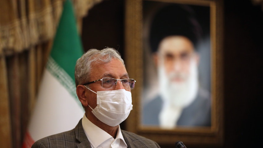 المتحدث باسم الحكومة الإيرانية علي ربيعي يجيب على أسئلة الصحفيين في طهران. 6 أكتوبر/ تشرين الأول 2020 (الصورة عبر غيتي إيماجز)
