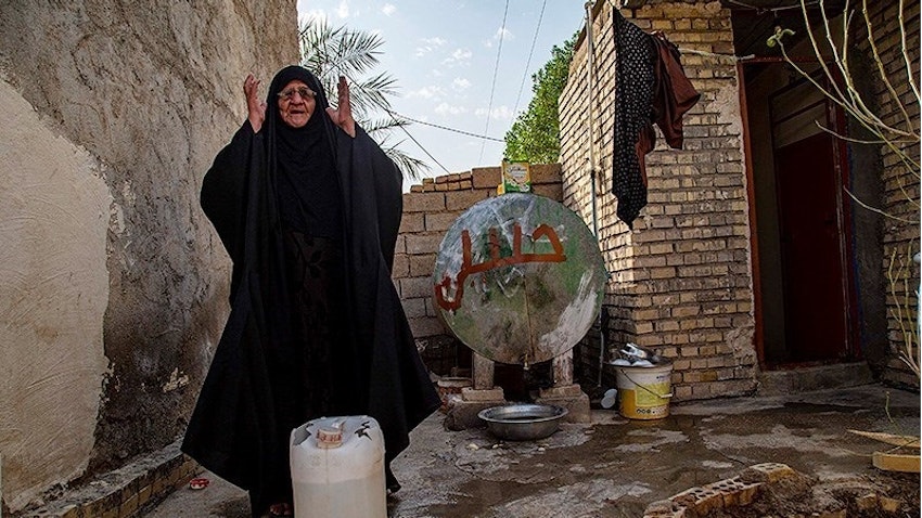 إمرأة عربية تكافح من أجل جمع المياه وسط نقص حاد بالقرب من مدينة الأهواز في 4 يوليو/تموز 2021. (الصورة لمهدي بدرامخو عبر وكالة أنباء تسنيم)