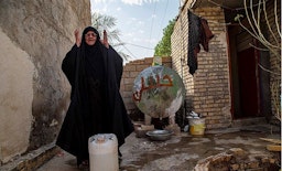 إمرأة عربية تكافح من أجل جمع المياه وسط نقص حاد بالقرب من مدينة الأهواز في 4 يوليو/تموز 2021. (الصورة لمهدي بدرامخو عبر وكالة أنباء تسنيم)