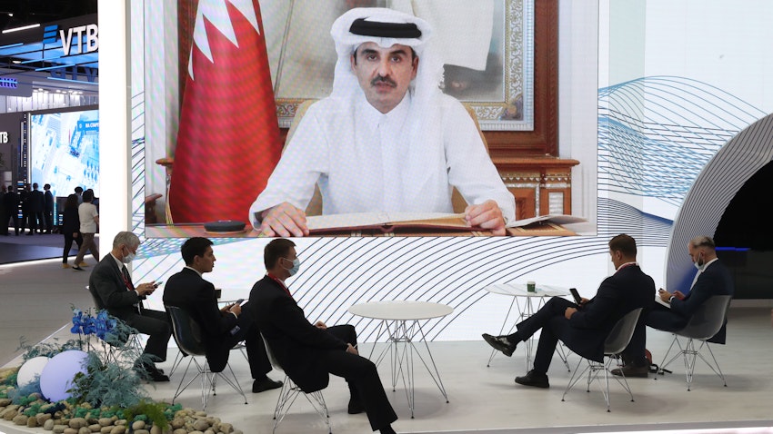 بث مباشر لأمير قطر الشيخ تميم بن حمد آل ثاني وهو يلقي خطابًا أمام منتدى بطرسبورغ الاقتصادي الدولي في روسيا. 4 يونيو/ حزيران 2021 (الصورة عبر غيتي إيماجز)