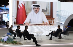 بث مباشر لأمير قطر الشيخ تميم بن حمد آل ثاني وهو يلقي خطابًا أمام منتدى بطرسبورغ الاقتصادي الدولي في روسيا. 4 يونيو/ حزيران 2021 (الصورة عبر غيتي إيماجز)