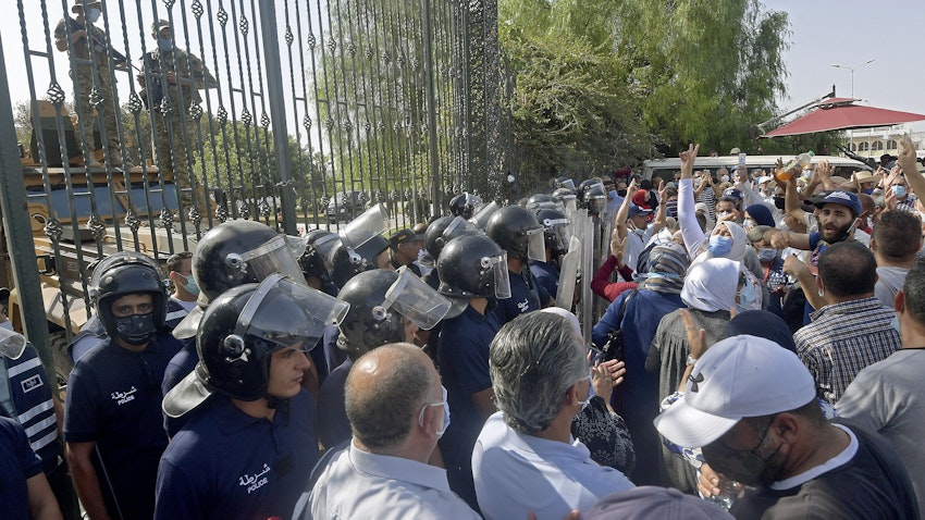 نیروهای امنیتی تونس، معترضان را در مقابل ساختمان پارلمان عقب نگه می‌دارند؛ تونس، ۴ مرداد ۱۴۰۰/ ۲۶ ژوئیه ۲۰۲۱. (عکس از گتی ایمیجز)