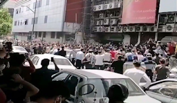متظاهرون خارج مركز علاء الدين للتسوق في طهران، إيران. 26 يوليو/ تموز 2021 (الصورة من موقع تجارات نيوز)