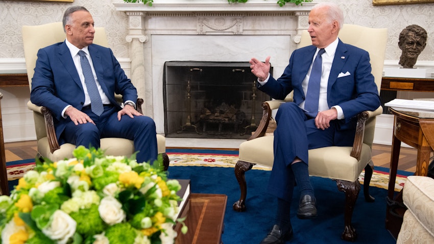 الرئيس الأميركي جو بايدن يتحدث مع رئيس الوزراء العراقي مصطفى الكاظمي في البيت الأبيض. 26 يوليو/ تموز 2021 (الصورة عبر غيتي إيماجز)