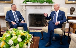 الرئيس الأميركي جو بايدن يتحدث مع رئيس الوزراء العراقي مصطفى الكاظمي في البيت الأبيض. 26 يوليو/ تموز 2021 (الصورة عبر غيتي إيماجز)