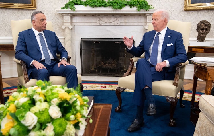 الرئيس الأميركي جو بايدن يتحدث مع رئيس الوزراء العراقي مصطفى الكاظمي في البيت الأبيض. 26 يوليو/ تموز 2021 (الصورة عبر غيتي إيماجز)
