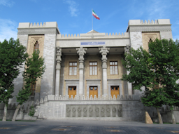 نمایی از وزارت خارجه‌ی ایران در تهران؛ ۱۱ اردیبهشت ۱۳۸۹؛ (عکس از ویکی کامنز)