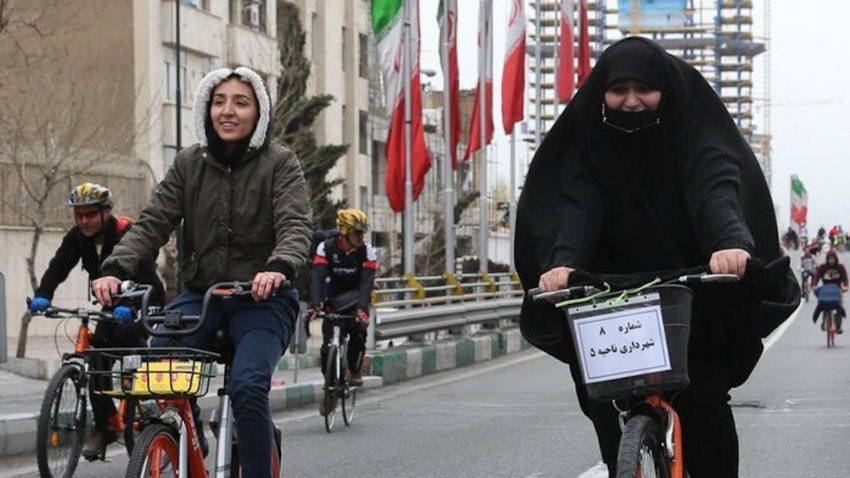 إيرانيتان تركبان الدراجة الهوائية في طهران، 1 مارس/آذار2019 (تصوير حميد فروتان عبر وكالة أنباء إيسنا)