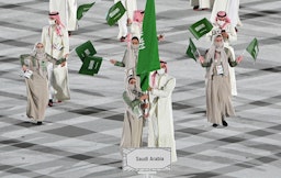 لاعبة الجودو السعودية تهاني القحطاني (إلى اليسار) تترأس وفد بلادها في حفل افتتاح أولمبياد طوكيو. 23 يوليو /تموز 2021 (الصورة عبر غيتي إيماجز)