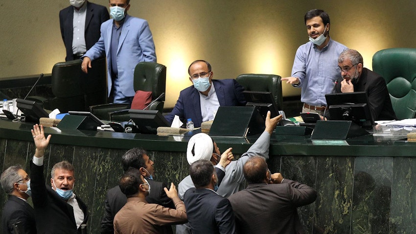 نواب إيرانيون حول منصة البرلمان خلال جلسة نيابية في طهران. 28 يوليو/ تموز 2021 (الصورة عبر وكالة أنباء مجلس الشورى الإسلامي)