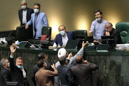 تجمع نمایندگان مجلس ایران حول تریبون مجلس، در یکی از جلسات مجلس شورای اسلامی؛ تهران، ۶ مرداد ۱۴۰۰. (عکس از خبرگزاری مجلس شورای اسلامی)