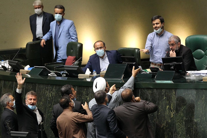 تجمع نمایندگان مجلس ایران حول تریبون مجلس، در یکی از جلسات مجلس شورای اسلامی؛ تهران، ۶ مرداد ۱۴۰۰. (عکس از خبرگزاری مجلس شورای اسلامی)