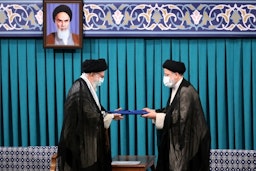 المرشد الأعلى الإيراني آية الله علي خامنئي ينصب إبراهيم رئيسي رئيسًا في طهران. 3 أغسطس/ آب 2021 (الصورة عبر الموقع الرسمي لخامنئي)