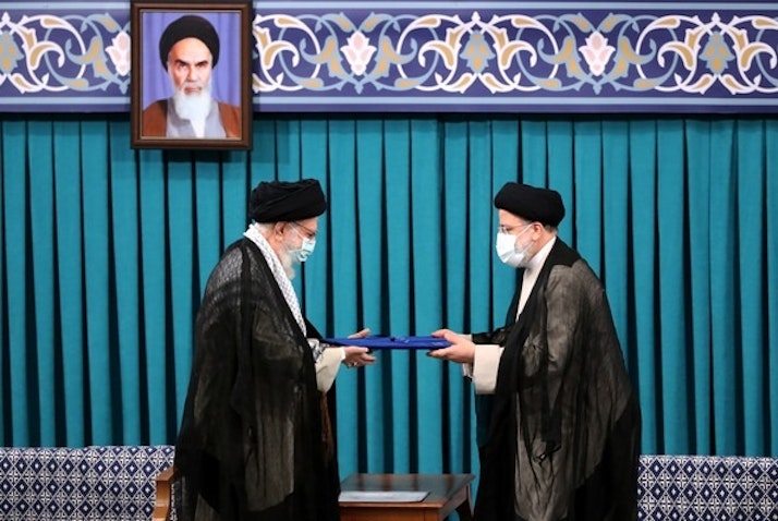 المرشد الأعلى الإيراني آية الله علي خامنئي ينصب إبراهيم رئيسي رئيسًا في طهران. 3 أغسطس/ آب 2021 (الصورة عبر الموقع الرسمي لخامنئي)