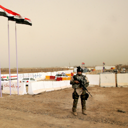سربازان ارتش عراق، در حال گشت‌زنی مقابل زندان مرکزی بغداد؛ ۳ اسفند ۱۳۸۷/ ۲۱ فوریه ۲۰۰۹. (عکس از گتی ایمیجز)