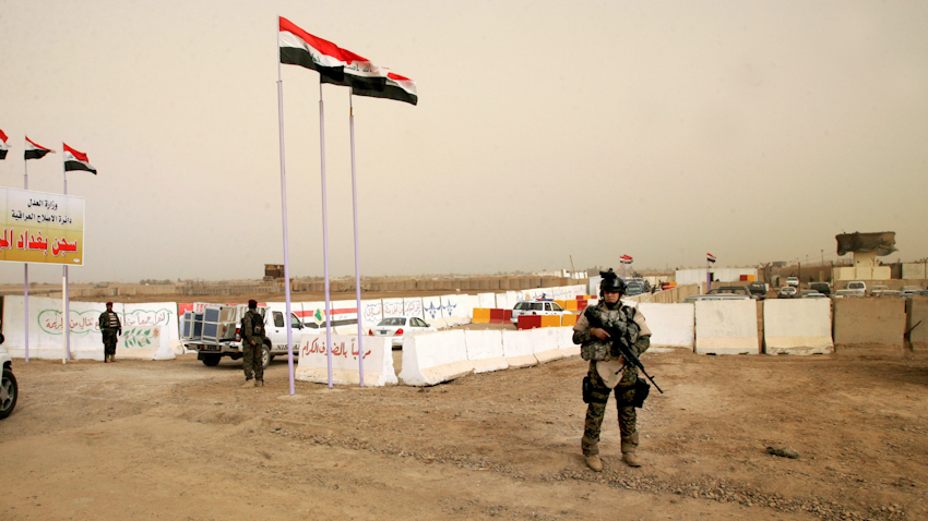 سربازان ارتش عراق، در حال گشت‌زنی مقابل زندان مرکزی بغداد؛ ۳ اسفند ۱۳۸۷/ ۲۱ فوریه ۲۰۰۹. (عکس از گتی ایمیجز)