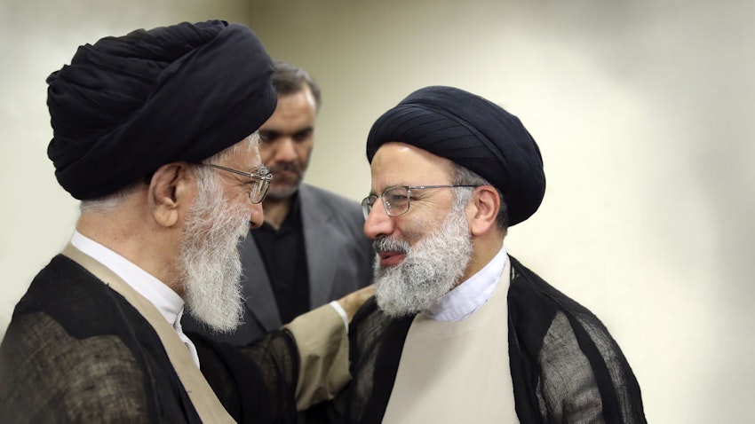 المرشد الأعلى لإيران آية الله علي خامنئي (إلى اليسار) والرئيس الحالي إبراهيم رئيسي (يمين) في طهران، 7 مارس/آذار 2019 (الصورة من موقع المرشد الأعلى الإيراني)