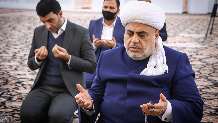 الله شکور پاشازاده، رئیس اداره‌ی مسلمانان قفقاز در باکو، در حال اقامه‌ی نمازبرای  سربازان کشته شده؛ باکو،  ۱۴ آذر ۱۳۹۹/ ۴ دسامبر ۲۰۲۰. (عکس از گتی ایمیجز) 