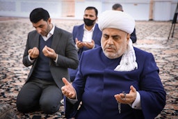 رئيس إدارة مسلمي القوقاز ومقرها باكو، شكر الله باشا زاده، يؤدي صلاة على الجنود القتلى في باكو، 4 ديسمبر/كانون الأول 2020 (الصورة عبر غيتي إيماجز)