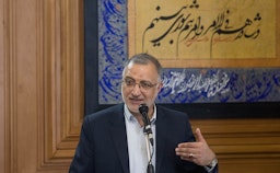 رئيس بلدية طهران الجديد علي رضا زاكاني يلقي خطابًا أمام مجلس مدينة طهران. 8 أغسطس/ آب 2021 (تصوير محمد رضا عباسي عبر وكالة مهر للأنباء)