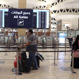 مسافران ورودی، در فرودگاه ملک خالد ریاض؛ عربستان سعودی، ۲۷ اردیبهشت ۱۴۰۰/ ۱۷ می ۲۰۲۱. (عکس از گتی ایمیجز)