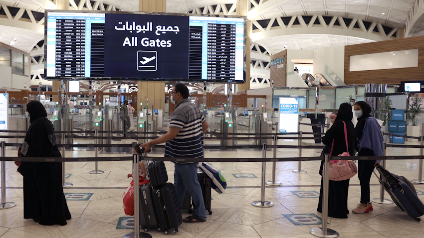 المسافرون يصلون إلى مطار الملك خالد الدولي في الرياض في المملكة العربية السعودية في 17 مايو/أيار 2021. (الصورة عبر غيتي إيماجز)