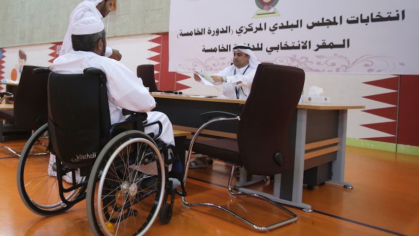 رجل قطري يدلي بصوته في الانتخابات البلدية في مركز اقتراع في الدوحة في 13 مايو/أيار 2015. (الصورة عبر غيتي إيماجز)