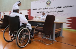 رجل قطري يدلي بصوته في الانتخابات البلدية في مركز اقتراع في الدوحة في 13 مايو/أيار 2015. (الصورة عبر غيتي إيماجز)