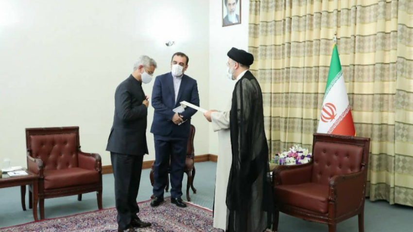 الرئيس الإيراني إبراهيم رئيسي (يمين) يلتقي وزير الخارجية الهندي سوبرراهمانيام جيشانكار في طهران. 7 يوليو/تموز 2021 (الصورة عبر موقع الرئاسة الإيرانية)