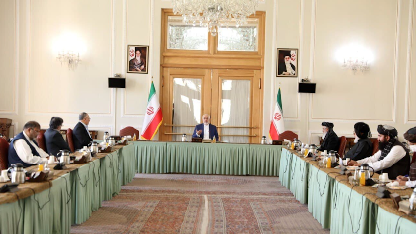 محمدجواد ظریف، وزیر امورخارجه‌ی ایران در حال سخنرانی میان هیئت‌های دولت افغانستان (چپ) و طالبان؛ تهران، ۱۶ تیر ۱۴۰۰. (عکس از گتی ایمیجز)