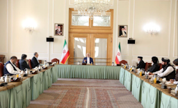 المرشد الأعلى الإيراني آية الله علي خامنئي (إلى اليمين) يلتقي الرئيس الأفغاني أشرف غني في طهران في 23 مايو/ أيار 2016. (الصورة عبر موقع الخامنئي الرسمي)