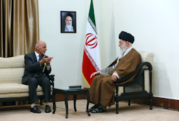 دیدار آیت‌الله خامنه‌ای، رهبر جمهوری اسلامی ایران با اشرف غنی، رئیس‌جمهور افغانستان؛ تهران، ۳ خرداد ۱۳۹۵. (عکس از وبسایت رسمی آیت‌الله خامنه‌ای)
