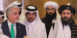 عبدالله عبدالله، رئیس شورای عالی مصالحه‌ی ملی افغانستان (چپ) و ملا عبدالغنی برادر، رئیس دفتر سیاسی طالبان؛ دوحه، قطر، ۲۷ تیر ۱۴۰۰/ ۱۸ ژوئیه ۲۰۲۱. (عکس از گتی ایمیجز)