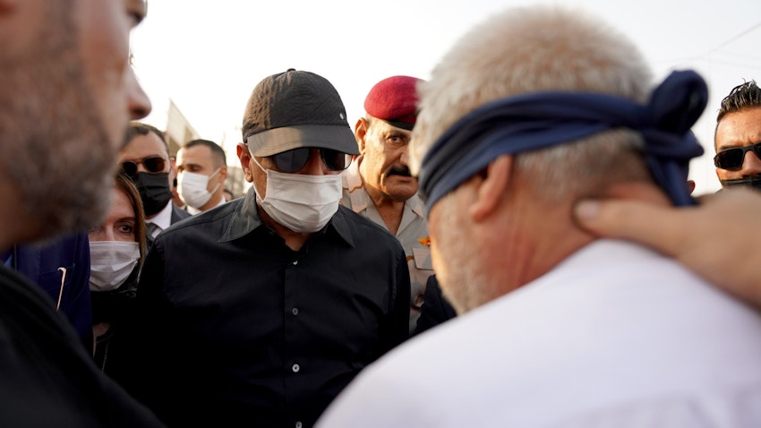 رئيس الوزراء العراقي مصطفى الكاظمي والقاتل المزعوم لرئيس البلدية الراحل عبير سالم الخفاجي في مسرح الجريمة في كربلاء في 11 أغسطس/آب 2021 (الصورة عبر تويتر المكتب الإعلامي لرئيس الوزراء)