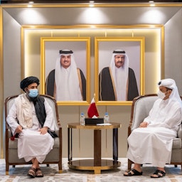 دیدار شیخ محمد بن عبدالرحمن آل ثانی، معاون نخست‌وزیر و وزیر امور خارجه‌ی قطر، با رئیس دفتر سیاسی طالبان، عبدالغنی برادر (چپ)؛ دوحه، قطر، ۲۶ مرداد ۱۴۰۰/ ۱۷ اوت ۲۰۲۱. (عکس از گتی ایمیجز)