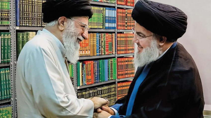 المرشد الأعلى الإيراني آية الله علي خامنئي (إلى اليسار) يلتقي زعيم حزب الله اللبناني حسن نصر الله في طهران. (صورة غير مؤرخة عبر موقع الخامنئي الرسمي )