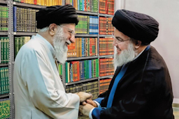 المرشد الأعلى الإيراني آية الله علي خامنئي يلتقي زعيم حزب الله اللبناني حسن نصر الله في طهران، إيران. (الصورة غير مؤرخة عبر موقع المرشد الأعلى الإيراني)